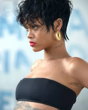Rihanna / badgalriri nude photo #4102