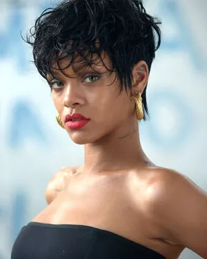 Rihanna / badgalriri nude photo #4103