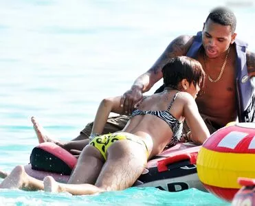 Rihanna / badgalriri nude photo #4129