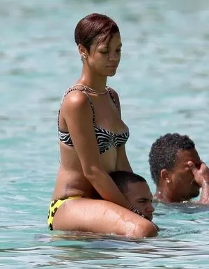 Rihanna / badgalriri nude photo #4133
