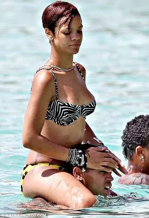 Rihanna / badgalriri nude photo #4134