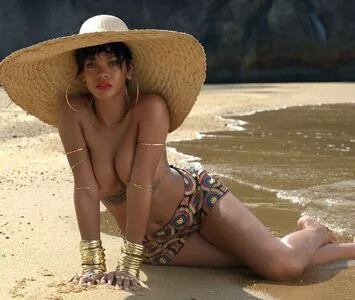Rihanna / badgalriri nude photo #4138