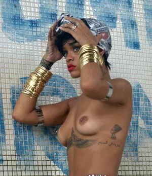 Rihanna / badgalriri nude photo #4140