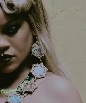 Rihanna / badgalriri nude photo #4652
