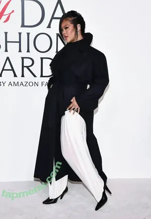 Rihanna / badgalriri nude photo #4663