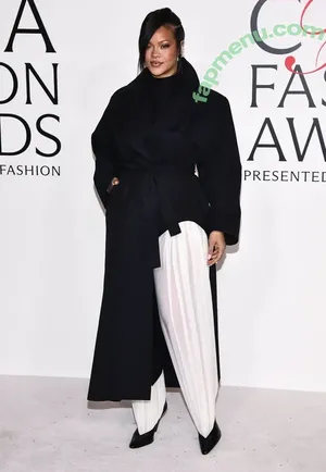 Rihanna / badgalriri nude photo #4664