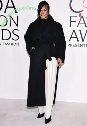 Rihanna / badgalriri nude photo #4666