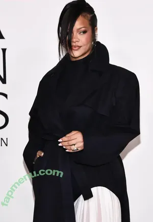 Rihanna / badgalriri nude photo #4667