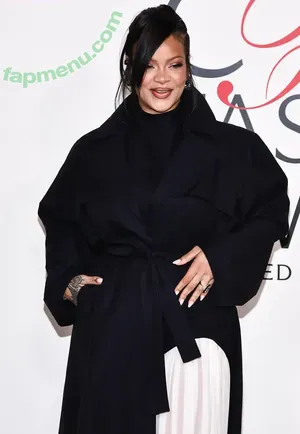 Rihanna / badgalriri nude photo #4670