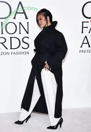 Rihanna / badgalriri nude photo #4672