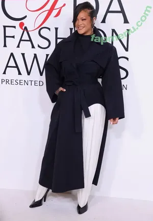 Rihanna / badgalriri nude photo #4673