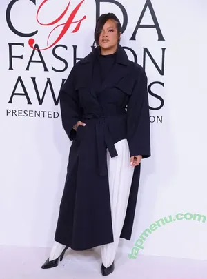 Rihanna / badgalriri nude photo #4674