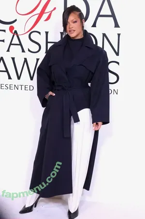 Rihanna / badgalriri nude photo #4675