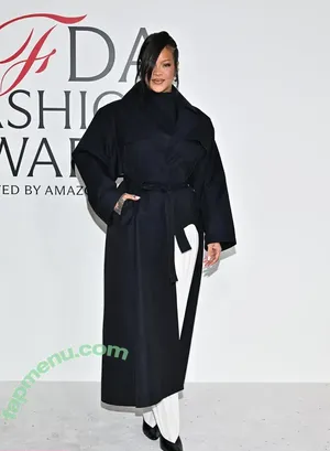 Rihanna / badgalriri nude photo #4677