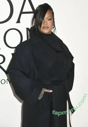 Rihanna / badgalriri nude photo #4682