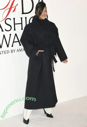 Rihanna / badgalriri nude photo #4683