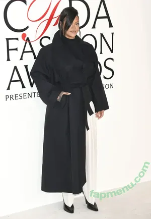 Rihanna / badgalriri nude photo #4684