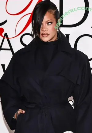 Rihanna / badgalriri nude photo #4685