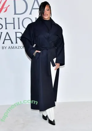 Rihanna / badgalriri nude photo #4686