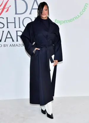 Rihanna / badgalriri nude photo #4689