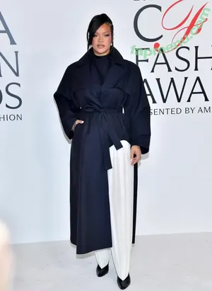 Rihanna / badgalriri nude photo #4691