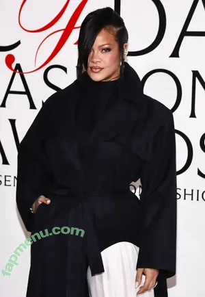 Rihanna / badgalriri nude photo #4696