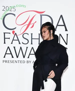 Rihanna / badgalriri nude photo #4698