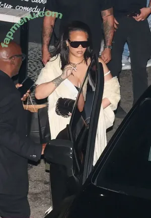 Rihanna / badgalriri nude photo #4707