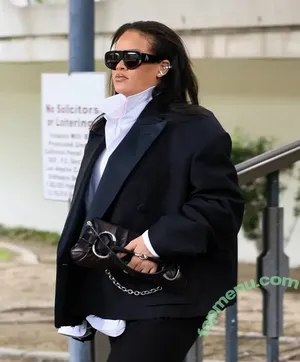 Rihanna / badgalriri nude photo #4708