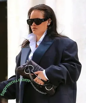 Rihanna / badgalriri nude photo #4710