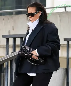 Rihanna / badgalriri nude photo #4711