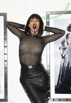 Rihanna / badgalriri nude photo #4727