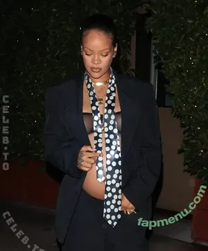Rihanna / badgalriri nude photo #4737