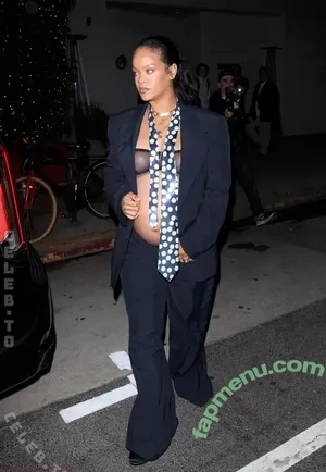 Rihanna / badgalriri nude photo #4740
