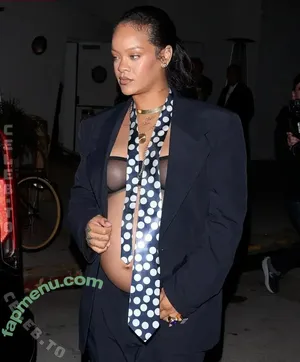 Rihanna / badgalriri nude photo #4741