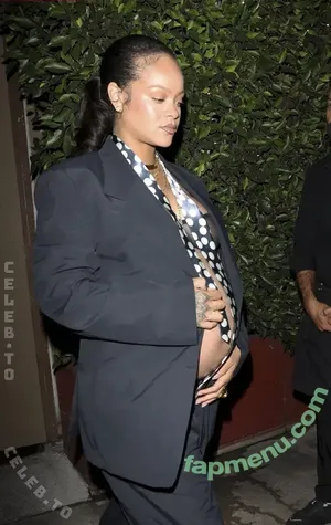 Rihanna / badgalriri nude photo #4743