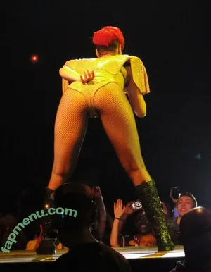 Rihanna / badgalriri nude photo #4859