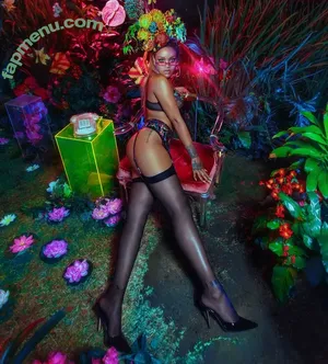 Rihanna / badgalriri nude photo #4873
