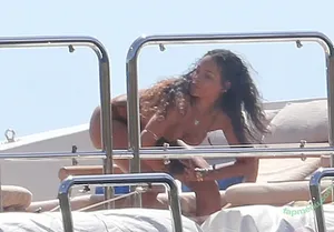 Rihanna / badgalriri nude photo #4881