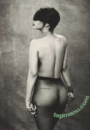 Rihanna / badgalriri nude photo #4912