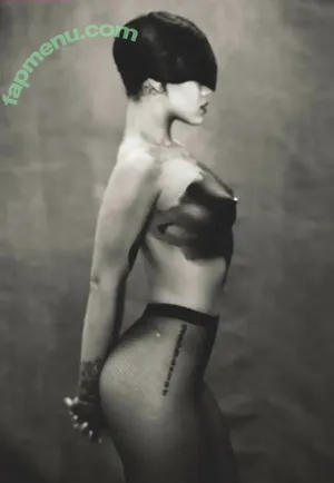 Rihanna / badgalriri nude photo #4913