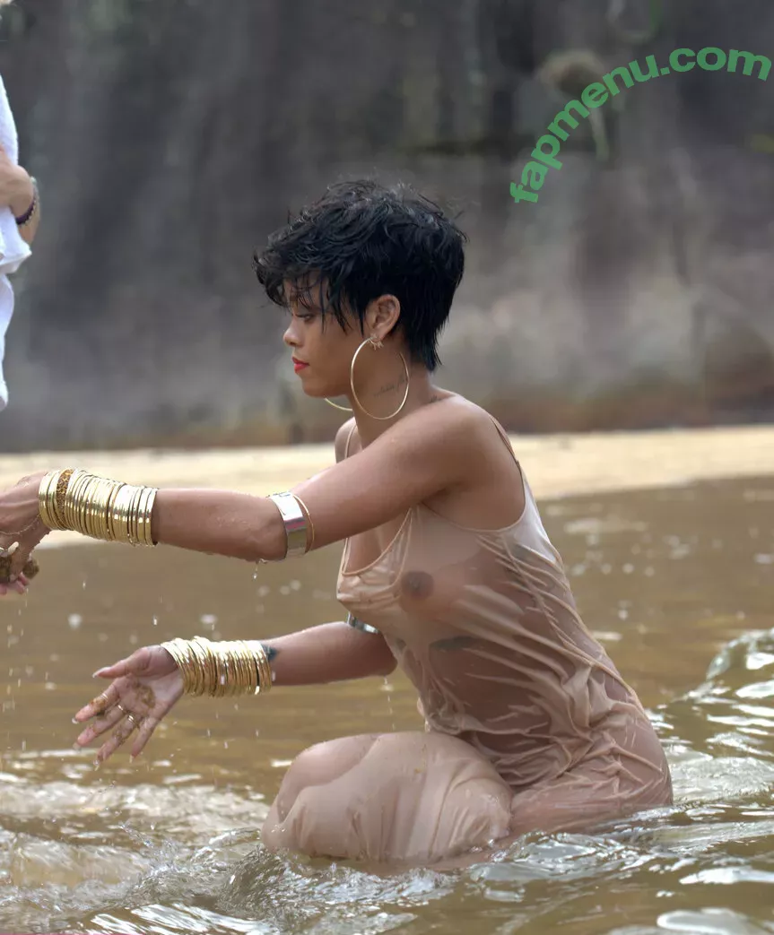Rihanna nude photo #4053 (badgalriri)