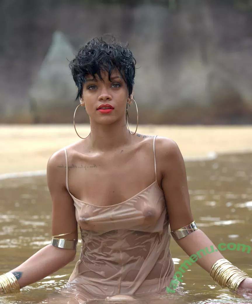 Rihanna nude photo #4055 (badgalriri)