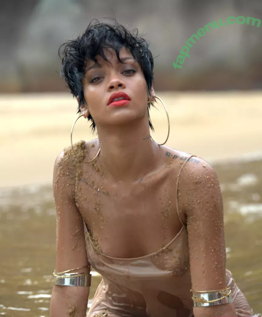 Rihanna nude photo #4058 (badgalriri)