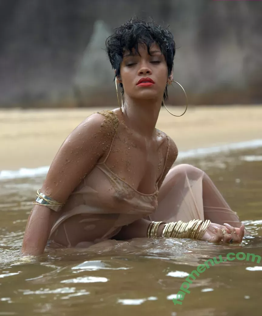 Rihanna nude photo #4059 (badgalriri)
