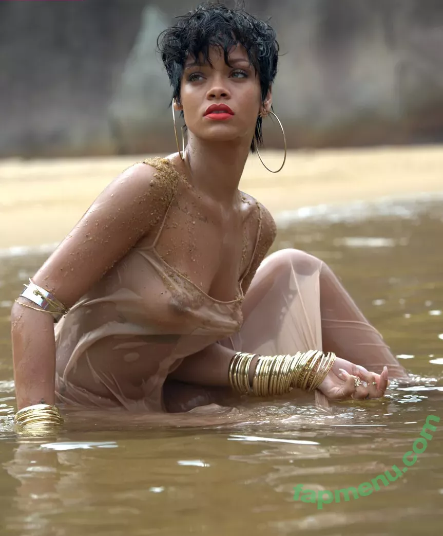 Rihanna nude photo #4060 (badgalriri)