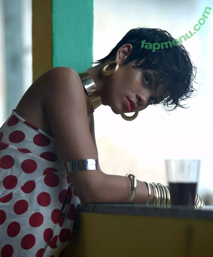 Rihanna nude photo #4062 (badgalriri)