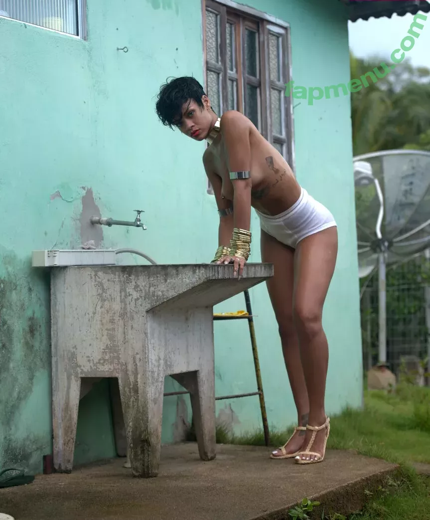Rihanna nude photo #4064 (badgalriri)