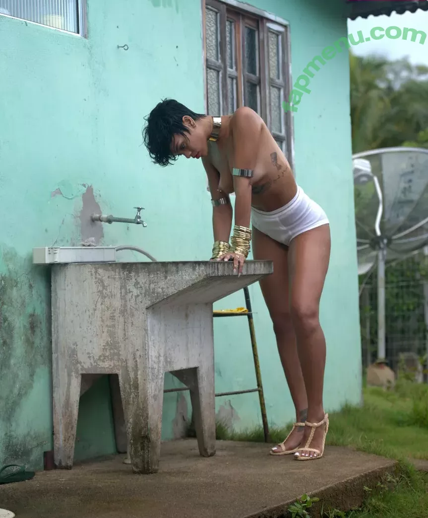 Rihanna nude photo #4065 (badgalriri)