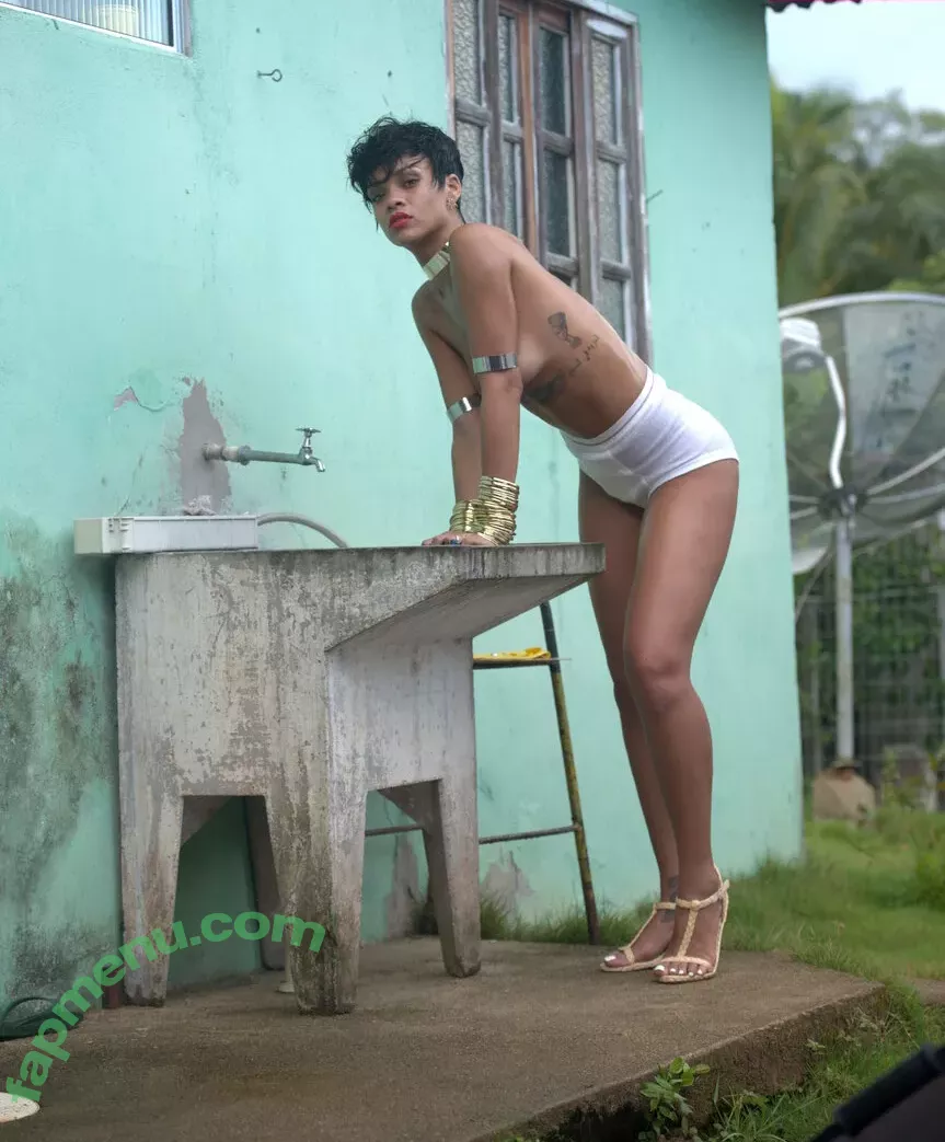 Rihanna nude photo #4066 (badgalriri)